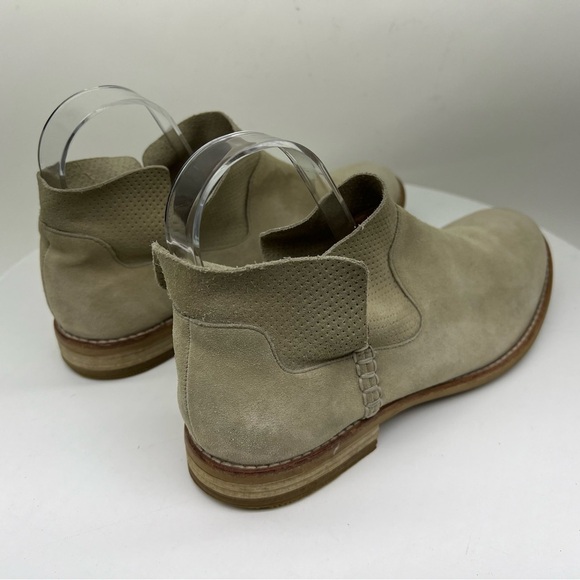Clarks Artisan Booties Ankle Boot Edenvale Bella Cream Tan Neutral Suede Boho 10 - Picture 6 of 15